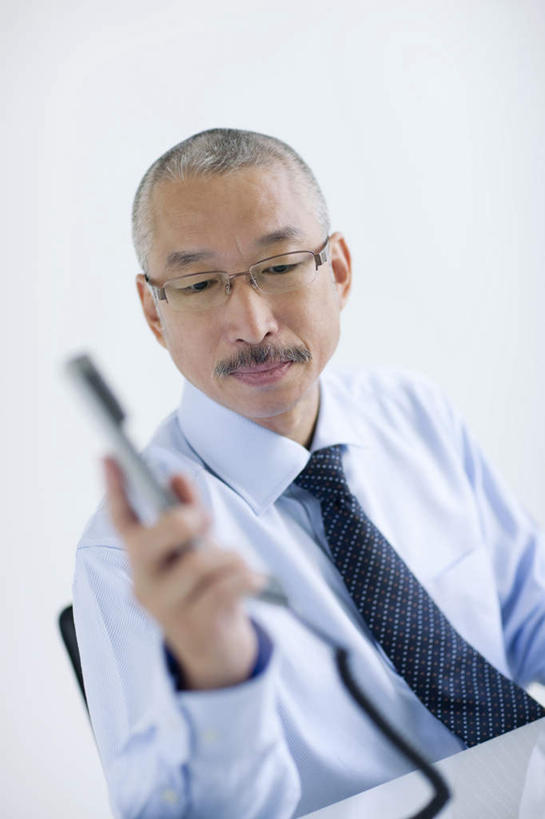 东方人,中年人,一个人,商务人士,商务男性,办公室,坐,打电话,竖图,室内,白天,正面,衬衫,桌子,电话,亚洲,仅一个男性,仅一个人,仅一个中年男性,套装,朦胧,模糊,眼镜,办公桌,墙,领带,拿,拿着,黄种人,通讯设备,墙壁,墙面,白色,话筒,电话线,商务装,近视眼镜,工薪阶层,交流,中年男性,亚洲人,白领,上班族,电话机,沟通,通话,坐着,半身,彩图,衬衣,短发