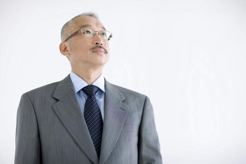 东方人,中年人,一个人,商务人士,商务男性,站,横图,室内,白天,白色背景,仰视,衬衫,亚洲,仅一个男性,仅一个人,仅一个中年男性,套装,眼镜,墙,领带,注视,黄种人,墙壁,墙面,白色,看,站着,摄影,影棚,关注,商务装,近视眼镜,工薪阶层,中年男性,亚洲人,白领,上班族,抬头,仰头,站立,半身,彩图,低角度拍摄,影棚拍摄,衬衣,拍摄,短发