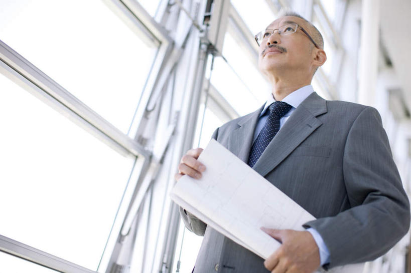 东方人,中年人,一个人,商务人士,商务男性,办公室,站,抱,横图,室内,白天,仰视,衬衫,窗户,亚洲,仅一个男性,仅一个人,仅一个中年男性,套装,材料,档案,文件,眼镜,走道,走廊,过道,领带,黄种人,玻璃窗,白色,资料,站着,抱着,搂着,文档,商务装,近视眼镜,工薪阶层,中年男性,亚洲人,白领,上班族,搂,搂抱,站立,半身,彩图,低角度拍摄,衬衣,短发