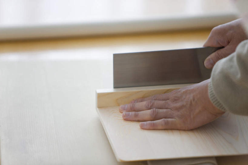 面食,面条,东方人,手,一个人,站,横图,俯视,室内,特写,白天,窗户,桌面,桌子,亚洲,仅一个男性,仅一个人,阴影,服装,朦胧,模糊,反射,木制,影子,面,拿,拿着,注视,休闲装,黄种人,拉面,玻璃窗,衣服,木制品,观察,看,站着,仅一个老年男性,休闲,手部,休闲服,服饰,荞麦面,观看,察看,关注,老年男性,男人,男性,亚洲人,站立,半身,彩图,高角度拍摄