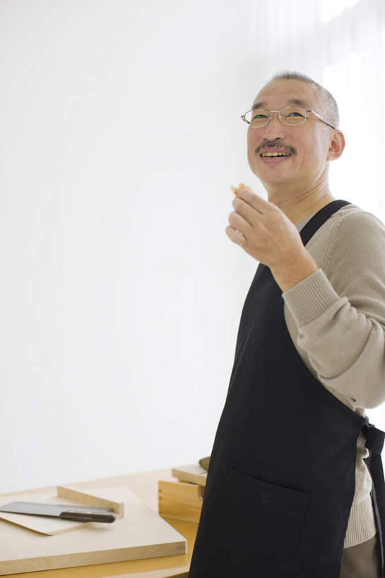 海鲜,东方人,一个人,站,笑,微笑,露齿笑,竖图,室内,白天,侧面,窗户,桌面,桌子,亚洲,仅一个男性,仅一个人,制作,阴影,服装,朦胧,模糊,反射,木制,围裙,眼镜,影子,鱼干,拿,拿着,注视,休闲装,黄种人,水产,海洋生物,玻璃窗,衣服,黑色,木制品,观察,看,站着,仅一个老年男性,休闲,休闲服,服饰,观看,察看,关注,水生动物,海产品,水生物,近视眼镜,海底动物,老年男性,男人,男性,亚洲人,站立,半身,彩图