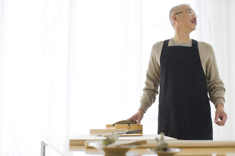 东方人,一个人,站,笑,微笑,露齿笑,横图,室内,白天,正面,窗户,桌面,桌子,亚洲,仅一个男性,仅一个人,制作,阴影,服装,朦胧,模糊,反射,木制,围裙,眼镜,影子,拿,拿着,注视,休闲装,黄种人,玻璃窗,衣服,黑色,木制品,观察,看,站着,仅一个老年男性,休闲,休闲服,服饰,观看,察看,关注,近视眼镜,老年男性,男人,男性,亚洲人,站立,半身,彩图