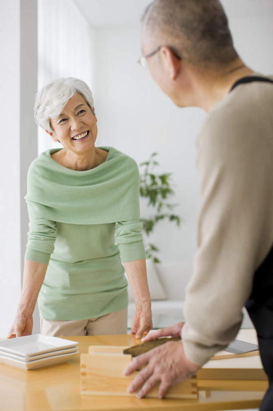 东方人,老年人,两个人,家庭,夫妻,站,笑,微笑,露齿笑,竖图,室内,白天,正面,爱情,餐桌,窗户,桌面,桌子,金属制品,亚洲,制作,阴影,服装,反射,金属,工具,围裙,眼镜,影子,墙,案板,刀具,浪漫,拿,拿着,注视,休闲装,黄种人,玻璃窗,墙壁,墙面,砧板,衣服,黑色,刀,观察,看,站着,休闲,温暖,温馨,一家人,休闲服,恩爱,恋人,服饰,餐台,观看,和睦,察看,关注,菜刀,近视眼镜,切菜刀,老年男性,老年女性,男人,男性,女人,女性,亚洲人,夫妇,情侣,站立,半身,彩图,伴侣,融洽,料理台