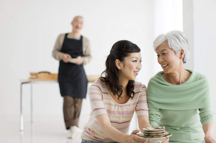 东方人,老年人,三个人,家庭,夫妻,母亲,父亲,女儿,站,坐,横图,室内,白天,正面,爱情,餐桌,窗户,桌子,餐具,亚洲,制作,阴影,服装,朦胧,模糊,反射,碟子,盘,围裙,影子,浪漫,拿,拿着,注视,休闲装,黄种人,玻璃窗,衣服,黑色,盘子,碟,观察,看,站着,休闲,温暖,温馨,父女,母女,一家人,休闲服,恩爱,父爱,母爱,恋人,服饰,餐台,观看,和睦,察看,关注,老年男性,老年女性,男人,男性,年轻女性,女人,女性,亚洲人,夫妇,情侣,站立,坐着,半身,彩图,伴侣,融洽