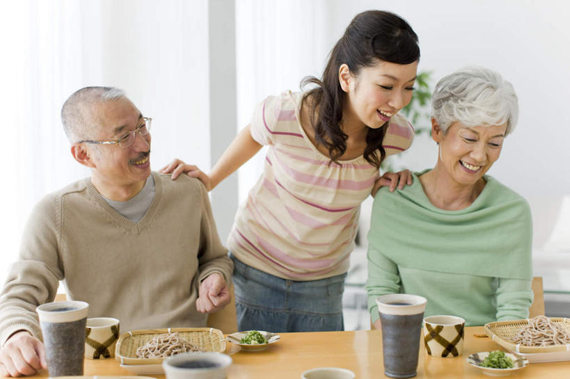 面食,面条,东方人,老年人,三个人,家庭,夫妻,母亲,父亲,女儿,坐,横图,室内,白天,正面,爱情,烹饪,窗户,亚洲,阴影,服装,反射,眼镜,影子,面,日本料理,料理,食品,浪漫,注视,休闲装,黄种人,拉面,菜肴,美食,玻璃窗,食物,衣服,日式料理,观察,看,休闲,日式,温暖,温馨,父女,母女,一家人,休闲服,恩爱,父爱,母爱,恋人,服饰,荞麦面,佳肴,观看,和睦,察看,关注,近视眼镜,老年男性,老年女性,男人,男性,年轻女性,女人,女性,亚洲人,夫妇,情侣,坐着,半身,彩图,伴侣,融洽