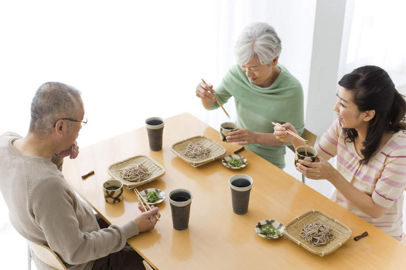 面食,面条,东方人,老年人,三个人,家庭,夫妻,母亲,父亲,女儿,坐,横图,俯视,室内,白天,爱情,烹饪,窗户,亚洲,阴影,服装,反射,眼镜,影子,面,日本料理,料理,食品,浪漫,注视,休闲装,黄种人,拉面,菜肴,美食,玻璃窗,相视,食物,衣服,日式料理,观察,看,休闲,日式,温暖,温馨,父女,母女,一家人,面对面,休闲服,恩爱,父爱,母爱,恋人,服饰,荞麦面,佳肴,观看,对视,和睦,察看,关注,相对,近视眼镜,相看,老年男性,老年女性,男人,男性,年轻女性,女人,女性,亚洲人,夫妇,情侣,坐着,半身,彩图,高角度拍摄,伴侣,融洽