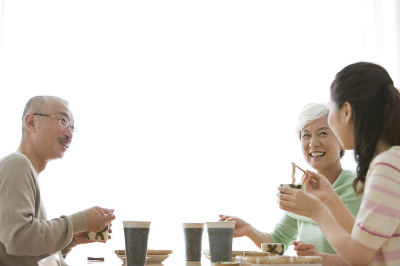 面食,面条,东方人,老年人,三个人,家庭,夫妻,母亲,父亲,女儿,坐,笑,微笑,露齿笑,横图,室内,白天,侧面,爱情,烹饪,窗户,亚洲,阴影,服装,反射,眼镜,影子,面,日本料理,料理,食品,浪漫,注视,休闲装,黄种人,拉面,菜肴,美食,玻璃窗,相视,食物,衣服,日式料理,观察,看,休闲,日式,温暖,温馨,父女,母女,一家人,面对面,休闲服,恩爱,父爱,母爱,恋人,服饰,荞麦面,佳肴,观看,对视,和睦,察看,关注,相对,近视眼镜,相看,老年男性,老年女性,男人,男性,年轻女性,女人,女性,亚洲人,夫妇,情侣,坐着,半身,彩图,伴侣,融洽