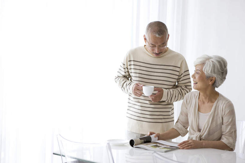 东方人,老年人,两个人,家庭,夫妻,站,坐,横图,室内,白天,正面,爱情,阅读,餐桌,窗户,桌子,杂志,杯子,亚洲,学习,阴影,条纹,服装,反射,瓷器,眼镜,影子,咖啡杯,陶瓷制品,浪漫,拿,拿着,注视,休闲装,黄种人,玻璃窗,衣服,观察,看,站着,休闲,温暖,温馨,一家人,休闲服,恩爱,读书,浏览,恋人,服饰,餐台,观看,和睦,察看,关注,瓷杯,近视眼镜,老年男性,老年女性,男人,男性,女人,女性,亚洲人,夫妇,情侣,站立,坐着,半身,彩图,伴侣,融洽