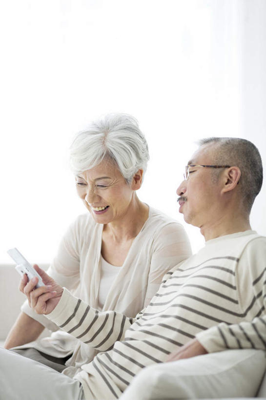 东方人,老年人,两个人,家庭,夫妻,坐,打电话,竖图,室内,白天,正面,爱情,窗户,电话,手机,亚洲,阴影,条纹,服装,反射,眼镜,影子,浪漫,拿,拿着,注视,休闲装,黄种人,通讯设备,玻璃窗,衣服,观察,看,休闲,温暖,温馨,一家人,休闲服,恩爱,恋人,服饰,观看,和睦,察看,关注,近视眼镜,交流,老年男性,老年女性,男人,男性,女人,女性,亚洲人,夫妇,情侣,沟通,通话,坐着,半身,彩图,伴侣,融洽