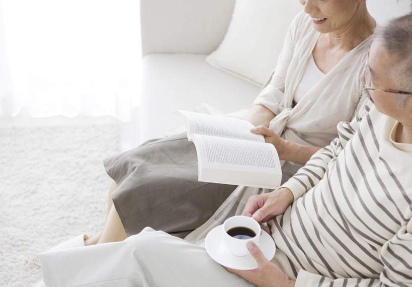 咖啡,东方人,老年人,两个人,家庭,夫妻,客厅,坐,横图,俯视,室内,白天,爱情,看书,阅读,幸福,窗户,沙发,杯子,餐具,书籍,亚洲,学习,阴影,条纹,服装,反射,瓷器,瓷砖,地砖,碟子,盘,影子,咖啡杯,陶瓷制品,地面,一杯,浪漫,拿,拿着,注视,休闲装,黄种人,娱乐,玻璃窗,饮料,衣服,盘子,书本,碟,观察,看,享受,休闲,温暖,温馨,一家人,休闲服,恩爱,放松,乐趣,读书,浏览,恋人,服饰,观看,和睦,察看,提神,舒适,关注,瓷杯,醒脑,软饮料,老年男性,老年女性,男人,男性,女人,女性,亚洲人,夫妇,情侣,书,图书,坐着,半身,彩图,高角度拍摄,伴侣,融洽,皮沙发