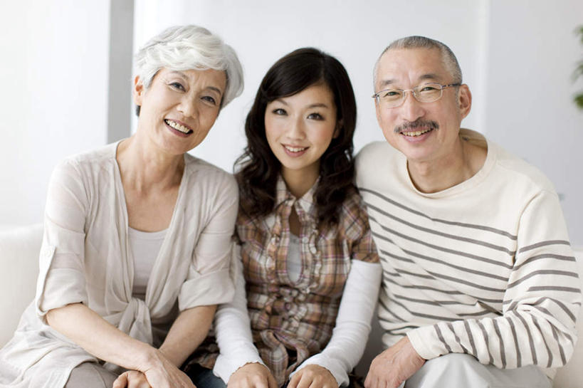 东方人,老年人,三个人,家庭,夫妻,母亲,父亲,女儿,坐,笑,微笑,露齿笑,横图,室内,白天,正面,衬衫,爱情,窗户,亚洲,阴影,条纹,服装,朦胧,模糊,反射,方格,格子,眼镜,影子,墙,浪漫,注视,休闲装,黄种人,玻璃窗,墙壁,墙面,衣服,观察,看,休闲,温暖,温馨,父女,母女,一家人,休闲服,恩爱,父爱,母爱,恋人,服饰,观看,和睦,察看,关注,近视眼镜,老年男性,老年女性,男人,男性,年轻女性,女人,女性,亚洲人,夫妇,情侣,坐着,半身,彩图,衬衣,伴侣,融洽