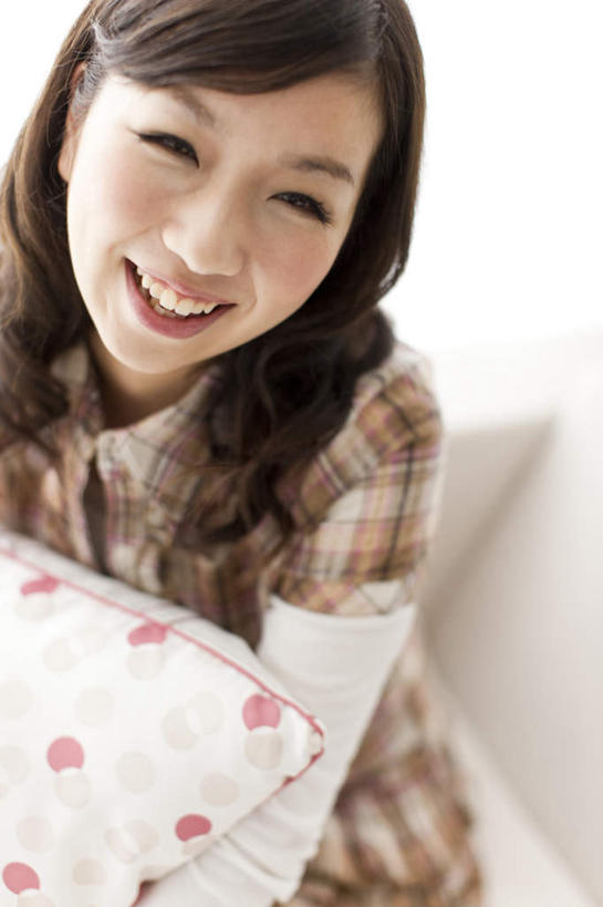 东方人,一个人,坐,笑,微笑,露齿笑,竖图,俯视,室内,白天,衬衫,窗户,靠垫,沙发,亚洲,仅一个年轻女性,仅一个女性,仅一个人,阴影,服装,反射,方格,格子,影子,靠枕,拿,拿着,注视,休闲装,黄种人,玻璃窗,衣服,黑色,垫子,枕头,观察,看,休闲,休闲服,服饰,观看,察看,关注,年轻女性,女人,女性,亚洲人,长发,坐着,半身,彩图,高角度拍摄,衬衣,皮沙发