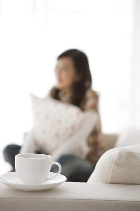 东方人,一个人,坐,笑,微笑,露齿笑,竖图,室内,白天,正面,衬衫,窗户,靠垫,沙发,杯子,餐具,亚洲,仅一个年轻女性,仅一个女性,仅一个人,阴影,服装,朦胧,模糊,反射,瓷器,碟子,方格,格子,盘,影子,咖啡杯,靠枕,陶瓷制品,一杯,拿,拿着,注视,休闲装,黄种人,玻璃窗,衣服,黑色,盘子,垫子,碟,枕头,观察,看,休闲,休闲服,服饰,观看,察看,关注,瓷杯,年轻女性,女人,女性,亚洲人,长发,坐着,半身,彩图,衬衣,皮沙发