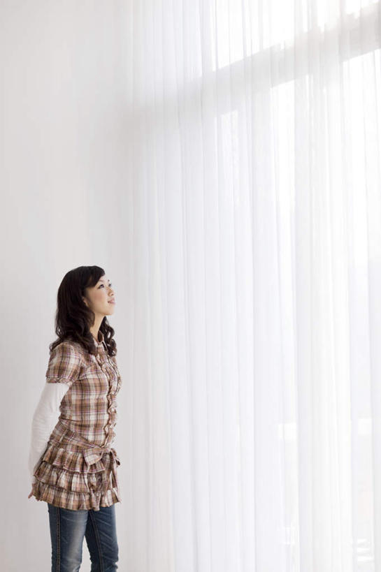东方人,一个人,站,竖图,室内,白天,侧面,衬衫,窗户,窗帘,亚洲,仅一个年轻女性,仅一个女性,仅一个人,阴影,服装,装饰,反射,方格,格子,影子,墙,注视,休闲装,黄种人,玻璃窗,墙壁,墙面,衣服,黑色,帘子,观察,看,站着,休闲,休闲服,遮阳,服饰,观看,华丽,修饰,点缀,察看,关注,背手,衬托,美观,雅致,雅观,年轻女性,女人,女性,亚洲人,长发,抬头,仰头,站立,半身,彩图,衬衣