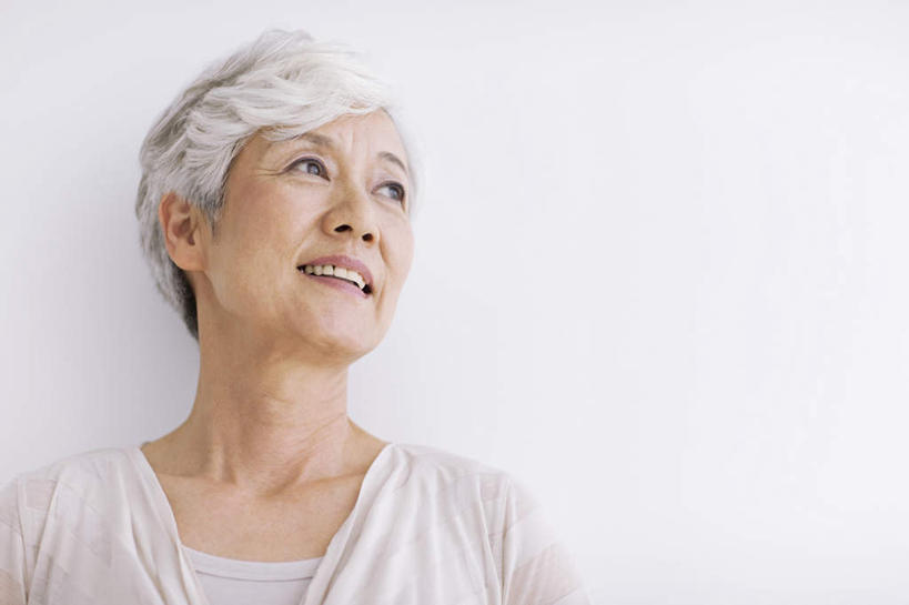 东方人,头发,一个人,站,笑,微笑,露齿笑,横图,室内,特写,白天,白色背景,正面,亚洲,仅一个女性,仅一个人,条纹,服装,墙,注视,休闲装,黄种人,墙壁,墙面,衣服,白色,观察,看,站着,休闲,休闲服,摄影,服饰,仅一个老年女性,影棚,观看,察看,关注,老年女性,女人,女性,亚洲人,抬头,仰头,站立,半身,彩图,影棚拍摄,拍摄