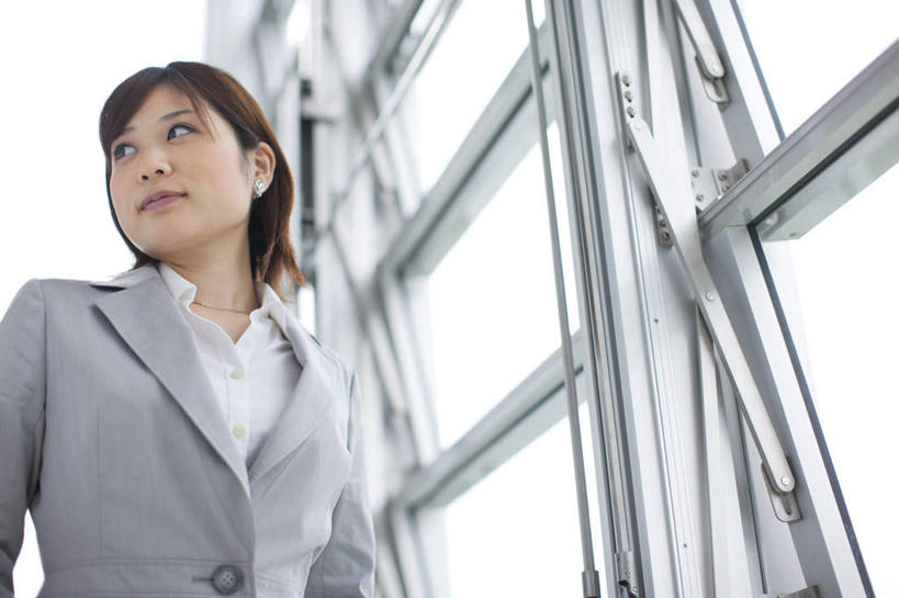 东方人,一个人,商务人士,商务女性,站,笑,微笑,横图,室内,白天,仰视,窗户,落地窗,亚洲,仅一个年轻女性,仅一个女性,仅一个人,套装,棕色,注视,黄种人,玻璃窗,观察,看,站着,观看,察看,关注,商务装,工薪阶层,年轻女性,女人,女性,亚洲人,白领,上班族,站立,半身,彩图,低角度拍摄,短发