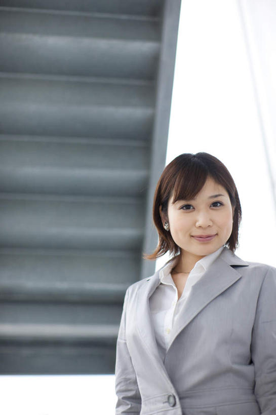 东方人,一个人,商务人士,商务女性,栏杆,站,竖图,室内,白天,正面,楼梯,亚洲,仅一个年轻女性,仅一个女性,仅一个人,套装,扶手,阶梯,棕色,注视,黄种人,护栏,台阶,观察,看,站着,观看,察看,关注,商务装,工薪阶层,年轻女性,女人,女性,亚洲人,白领,上班族,站立,半身,彩图,短发