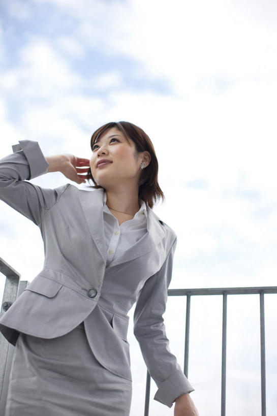 东方人,一个人,商务人士,商务女性,栏杆,站,摸,竖图,室外,白天,仰视,衬衫,亚洲,仅一个年轻女性,仅一个女性,仅一个人,抚摸,套装,云,云朵,围栏,棕色,云彩,注视,黄种人,护栏,蓝色,白云,蓝天,天空,天,观察,看,站着,晴朗,观看,察看,关注,商务装,工薪阶层,年轻女性,亚洲人,年轻人,白领,上班族,晴空,触摸,接触,站立,半身,彩图,低角度拍摄,衬衣,短发