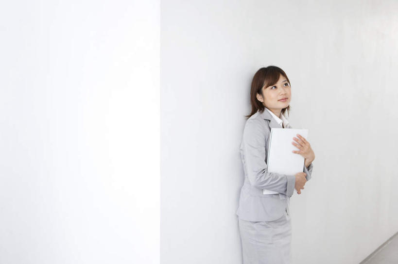 东方人,一个人,商务人士,商务女性,站,抱,横图,室内,白天,正面,亚洲,仅一个年轻女性,仅一个女性,仅一个人,套装,材料,档案,文件,墙,棕色,注视,黄种人,墙壁,墙面,资料,观察,看,站着,抱着,观看,察看,搂着,关注,文档,商务装,工薪阶层,年轻女性,女人,女性,亚洲人,白领,上班族,搂,搂抱,站立,半身,彩图,短发