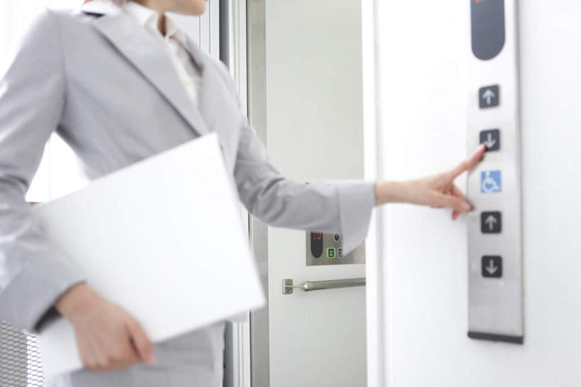 东方人,手,一个人,商务人士,商务女性,站,抱,横图,室内,特写,白天,正面,电梯,亚洲,仅一个年轻女性,仅一个女性,仅一个人,套装,材料,档案,文件,运输工具,注视,黄种人,资料,观察,看,站着,手部,升降梯,抱着,观看,单手,察看,搂着,关注,文档,商务装,工薪阶层,年轻女性,女人,女性,亚洲人,白领,上班族,搂,搂抱,站立,半身,彩图,升降设备