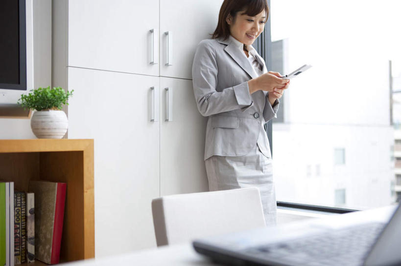 东方人,一个人,商务人士,商务女性,站,笑,打电话,微笑,露齿笑,横图,室内,白天,正面,植物,窗户,落地窗,桌子,电话,手机,亚洲,仅一个年轻女性,仅一个女性,仅一个人,套装,盆栽,办公桌,棕色,盆景,拿,拿着,注视,黄种人,通讯设备,玻璃窗,绿色,自然,观察,看,站着,生长,成长,观看,察看,关注,商务装,工薪阶层,交流,年轻女性,女人,女性,亚洲人,白领,上班族,沟通,通话,站立,半身,彩图,短发