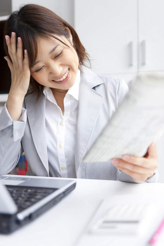 东方人,一个人,商务人士,商务女性,坐,笑,摸,微笑,露齿笑,竖图,室内,白天,正面,电脑,笔记本电脑,桌子,亚洲,仅一个年轻女性,仅一个女性,仅一个人,抚摸,套装,网络,材料,档案,文件,办公桌,棕色,拿,拿着,注视,黄种人,通讯设备,资料,观察,看,观看,察看,无线,关注,文档,通信设备,商务装,无线网络,无线上网,便携式电脑,工薪阶层,手提电脑,年轻女性,女人,女性,亚洲人,白领,上班族,触摸,接触,坐着,半身,彩图,短发