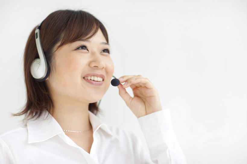 东方人,一个人,商务人士,商务女性,站,笑,微笑,露齿笑,横图,室内,特写,白天,白色背景,正面,亚洲,仅一个年轻女性,仅一个女性,仅一个人,套装,墙,棕色,拿,话务员,拿着,注视,黄种人,墙壁,墙面,耳机,耳麦,话筒,观察,看,站着,摄影,影棚,观看,察看,麦克风,关注,商务装,工薪阶层,客服人员,电话销售,年轻女性,女人,女性,亚洲人,白领,接线员,上班族,抬头,仰头,站立,半身,彩图,影棚拍摄,拍摄,短发