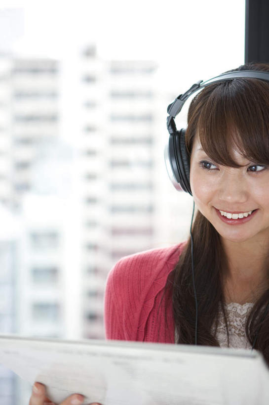 东方人,一个人,高楼大厦,坐,摸,竖图,室内,白天,正面,快乐,满意,幸福,办公楼,窗户,大厦,建筑,摩天大楼,写字楼,书籍,亚洲,仅一个年轻女性,仅一个女性,仅一个人,抚摸,阴影,服装,朦胧,模糊,反射,影子,棕色,音响,音乐,拿,拿着,注视,休闲装,黄种人,娱乐,玻璃窗,衣服,耳机,楼宇,观察,看,享受,休闲,休闲服,商务楼,放松,服饰,观看,察看,舒适,享乐,关注,年轻女性,女人,女性,亚洲人,长发,书,图书,触摸,接触,坐着,半身,彩图,大楼,高层建筑,高楼,摩天楼