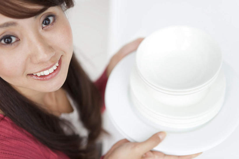 东方人,一个人,站,捧,笑,微笑,露齿笑,横图,俯视,室内,特写,白天,餐具,亚洲,仅一个年轻女性,仅一个女性,仅一个人,服装,碟子,盘,陶瓷,棕色,陶瓷制品,注视,休闲装,黄种人,衣服,红色,盘子,容器,碟,碗,观察,看,站着,休闲,休闲服,服饰,观看,储藏,察看,储存,关注,年轻女性,女人,女性,亚洲人,长发,端,端着,捧着,手捧,抬头,仰头,站立,半身,彩图,高角度拍摄,贮存