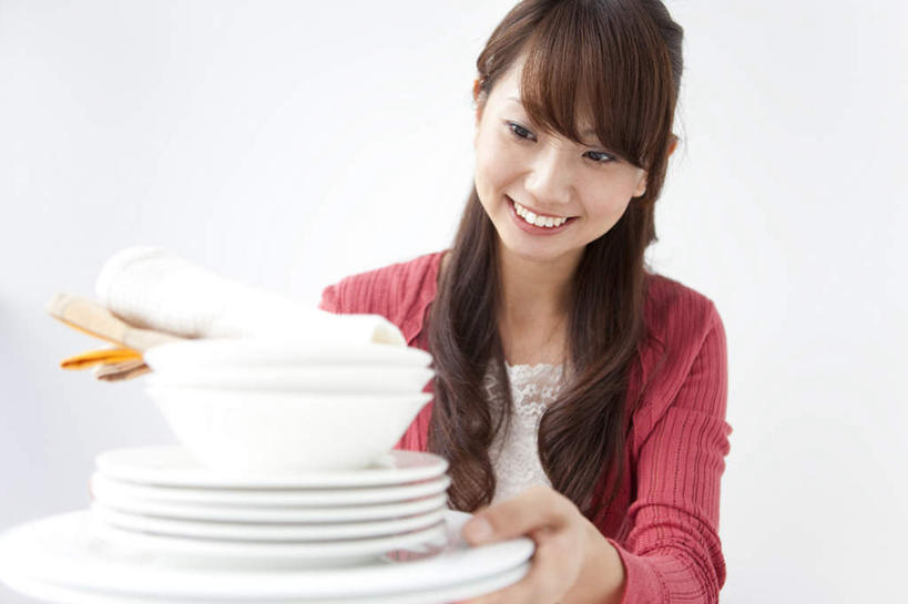 东方人,一个人,站,捧,笑,微笑,露齿笑,横图,室内,白天,正面,餐具,亚洲,仅一个年轻女性,仅一个女性,仅一个人,服装,碟子,盘,陶瓷,棕色,陶瓷制品,注视,休闲装,黄种人,衣服,红色,盘子,容器,碟,碗,观察,看,站着,休闲,休闲服,服饰,观看,储藏,察看,储存,关注,年轻女性,女人,女性,亚洲人,长发,端,端着,捧着,手捧,站立,半身,彩图,贮存