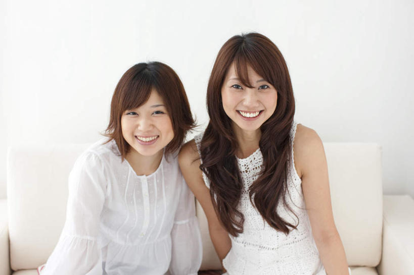 东方人,两个人,伙伴,朋友,客厅,坐,笑,微笑,露齿笑,横图,室内,白天,正面,友谊,沙发,亚洲,服装,墙,棕色,注视,休闲装,黄种人,墙壁,墙面,衣服,白色,观察,看,休闲,休闲服,服饰,观看,察看,起居室,关注,布艺沙发,友情,年轻女性,女人,女性,亚洲人,长发,坐着,半身,彩图,短发