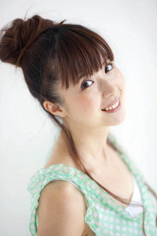 东方人,脸,头,脸颊,一个人,站,笑,微笑,露齿笑,竖图,俯视,室内,特写,白天,白色背景,亚洲,仅一个年轻女性,仅一个女性,仅一个人,服装,棕色,注视,休闲装,黄种人,衣服,绿色,观察,看,站着,休闲,休闲服,摄影,服饰,影棚,观看,察看,关注,年轻女性,女人,女性,亚洲人,头部,长发,脸部,脸蛋,面部,抬头,仰头,站立,半身,彩图,高角度拍摄,影棚拍摄,拍摄