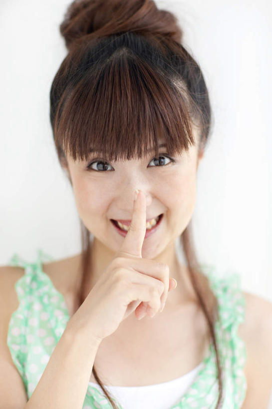 东方人,脸,头,脸颊,一个人,站,笑,微笑,露齿笑,竖图,室内,白天,白色背景,正面,亚洲,仅一个年轻女性,仅一个女性,仅一个人,服装,棕色,注视,休闲装,黄种人,衣服,绿色,观察,看,手势,站着,休闲,手指,休闲服,安静,摄影,服饰,影棚,观看,察看,食指,关注,年轻女性,女人,女性,亚洲人,头部,长发,脸部,脸蛋,面部,站立,半身,彩图,影棚拍摄,拍摄