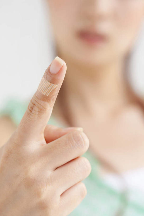 东方人,脸,头,脸颊,手,一个人,站,竖图,室内,特写,白天,白色背景,正面,亚洲,仅一个年轻女性,仅一个女性,仅一个人,指,服装,朦胧,模糊,棕色,注视,休闲装,黄种人,方向,衣服,绿色,观察,看,手势,站着,休闲,手部,休闲服,摄影,服饰,影棚,观看,察看,指向,食指,关注,年轻女性,女人,女性,亚洲人,头部,长发,脸部,脸蛋,面部,站立,半身,彩图,影棚拍摄,拍摄