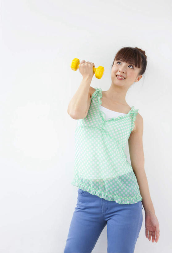 东方人,一个人,站,举,竖图,室内,白天,白色背景,正面,锻炼,运动,哑铃,亚洲,仅一个年轻女性,仅一个女性,仅一个人,服装,墙,注视,休闲装,黄种人,运动器械,墙壁,墙面,两个,衣服,黄色,观察,看,托,站着,休闲,休闲服,健身器械,摄影,服饰,影棚,观看,察看,关注,健身器材,体育,年轻女性,女人,女性,亚洲人,举起,举手,举着,向上举,向上伸,向上托,站立,半身,彩图,影棚拍摄,健身,拍摄,运动器材
