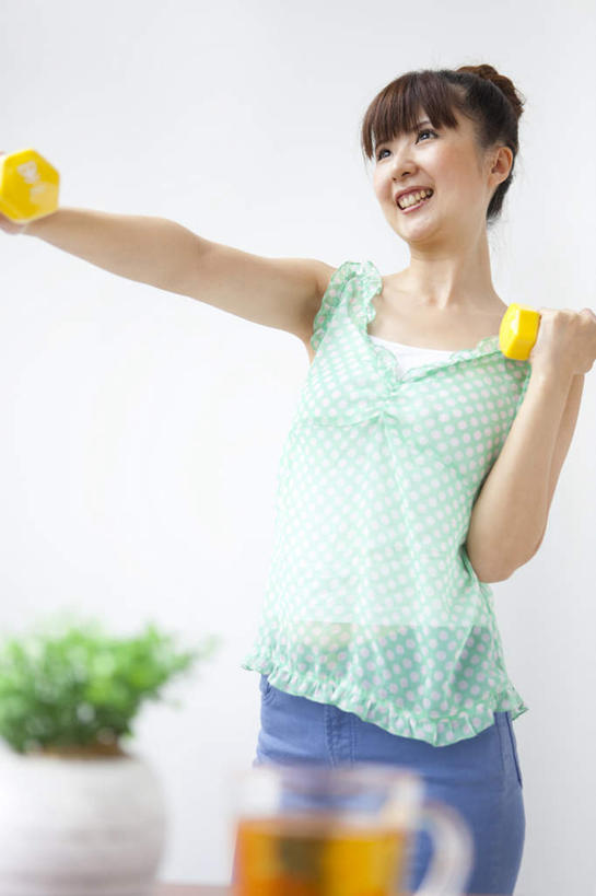 东方人,一个人,两个人,站,举,竖图,室内,白天,正面,幸福,植物,餐桌,茶,桌子,杯子,哑铃,亚洲,仅一个年轻女性,仅一个女性,仅一个人,服装,盆栽,茶叶,棕色,盆景,一杯,注视,休闲装,黄种人,娱乐,运动器械,玻璃制品,衣服,黄色,绿色,自然,水杯,观察,看,托,站着,享受,休闲,温馨,休闲服,健身器械,放松,乐趣,服饰,生长,成长,餐台,观看,察看,提神,舒适,关注,醒脑,健身器材,年轻女性,女人,女性,亚洲人,长发,玻璃杯,举起,举手,举着,向上举,向上伸,向上托,站立,半身,彩图,运动器材