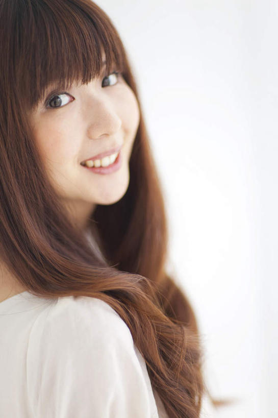 东方人,一个人,站,笑,微笑,露齿笑,竖图,室内,白天,白色背景,侧面,亚洲,仅一个年轻女性,仅一个女性,仅一个人,服装,棕色,注视,休闲装,黄种人,衣服,白色,观察,看,站着,休闲,休闲服,摄影,服饰,影棚,观看,察看,关注,年轻女性,女人,女性,亚洲人,长发,卷发,站立,半身,彩图,影棚拍摄,拍摄