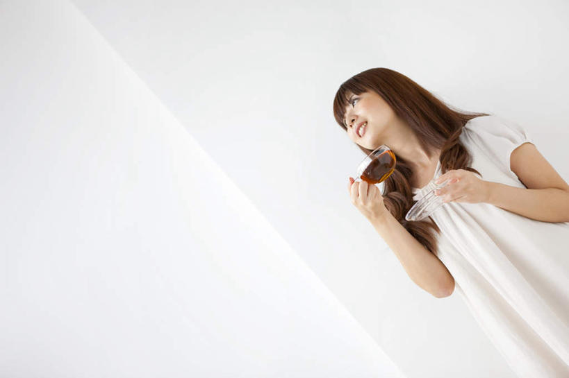 东方人,一个人,站,笑,微笑,横图,室内,白天,白色背景,仰视,幸福,茶,杯子,亚洲,仅一个年轻女性,仅一个女性,仅一个人,阴影,服装,反射,影子,墙,茶叶,棕色,拿,拿着,注视,休闲装,黄种人,娱乐,墙壁,墙面,玻璃制品,衣服,白色,水杯,观察,看,站着,享受,休闲,温馨,休闲服,放松,乐趣,摄影,服饰,影棚,观看,察看,提神,舒适,关注,醒脑,年轻女性,女人,女性,亚洲人,长发,卷发,玻璃杯,站立,半身,彩图,低角度拍摄,影棚拍摄,拍摄