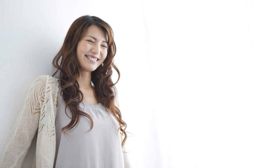 东方人,一个人,站,笑,微笑,露齿笑,横图,室内,白天,白色背景,仰视,亚洲,仅一个年轻女性,仅一个女性,仅一个人,阴影,服装,反射,影子,墙,棕色,注视,休闲装,黄种人,墙壁,墙面,衣服,白色,观察,看,站着,休闲,休闲服,摄影,服饰,影棚,观看,察看,关注,年轻女性,女人,女性,亚洲人,长发,卷发,站立,半身,彩图,低角度拍摄,影棚拍摄,拍摄