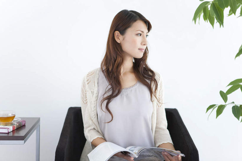 东方人,一个人,站,坐,横图,室内,白天,正面,幸福,植物,茶,沙发,杯子,餐具,书籍,亚洲,仅一个年轻女性,仅一个女性,仅一个人,服装,碟子,盘,盆栽,勺子,墙,茶叶,棕色,盆景,一杯,注视,休闲装,黄种人,娱乐,墙壁,墙面,玻璃制品,衣服,绿色,白色,黑色,自然,盘子,水杯,调羹,碟,汤匙,观察,看,站着,享受,休闲,温馨,休闲服,放松,乐趣,服饰,生长,成长,观看,察看,提神,舒适,关注,醒脑,年轻女性,女人,女性,亚洲人,长发,卷发,玻璃杯,书,图书,站立,坐着,半身,彩图,皮沙发