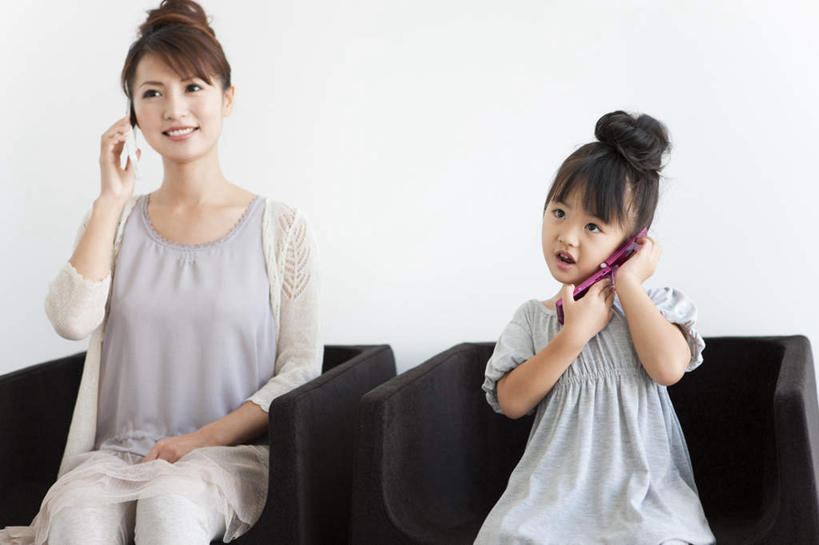 东方人,儿童,两个人,家庭,母亲,女儿,坐,打电话,横图,室内,白天,白色背景,正面,纯洁,沙发,电话,手机,亚洲,服装,墙,拿,拿着,注视,休闲装,黄种人,通讯设备,墙壁,墙面,小孩,衣服,黑色,观察,看,休闲,温暖,温馨,母女,一家人,休闲服,可爱,母爱,童年,童趣,摄影,服饰,影棚,观看,和睦,察看,关注,童真,烂漫,无邪,交流,天真,年轻女性,女孩,女人,女性,亚洲人,孩子,年轻人,长发,沟通,通话,坐着,半身,彩图,影棚拍摄,拍摄,融洽,女生,皮沙发