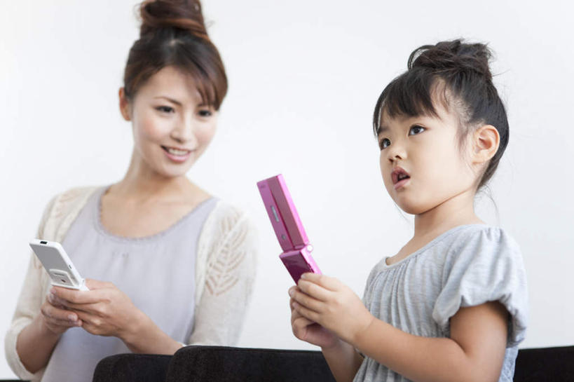 东方人,儿童,两个人,家庭,母亲,女儿,坐,打电话,横图,室内,白天,正面,纯洁,沙发,电话,手机,亚洲,服装,墙,拿,拿着,注视,休闲装,黄种人,通讯设备,墙壁,墙面,小孩,衣服,黑色,观察,看,休闲,温暖,温馨,母女,一家人,休闲服,可爱,母爱,童年,童趣,服饰,观看,和睦,察看,关注,童真,烂漫,无邪,交流,天真,年轻女性,女孩,女人,女性,亚洲人,孩子,年轻人,长发,沟通,通话,坐着,半身,彩图,融洽,女生,皮沙发