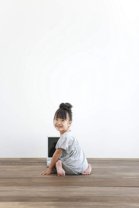 东方人,儿童,一个人,坐,竖图,室内,白天,白色背景,裙子,纯洁,电脑,笔记本电脑,地板,亚洲,仅一个女性,仅一个人,连衣裙,服装,网络,墙,地面,扭头,注视,休闲装,黄种人,通讯设备,木地板,墙壁,墙面,小孩,背面,衣服,黑色,灰色,观察,看,转头,仅一个小孩,休闲,赤脚,休闲服,可爱,童年,童趣,摄影,服饰,影棚,观看,察看,无线,关注,通信设备,无线网络,无线上网,便携式电脑,童真,烂漫,无邪,天真,手提电脑,女孩,女人,女性,亚洲人,孩子,长发,坐着,彩图,全身,影棚拍摄,拍摄,女生