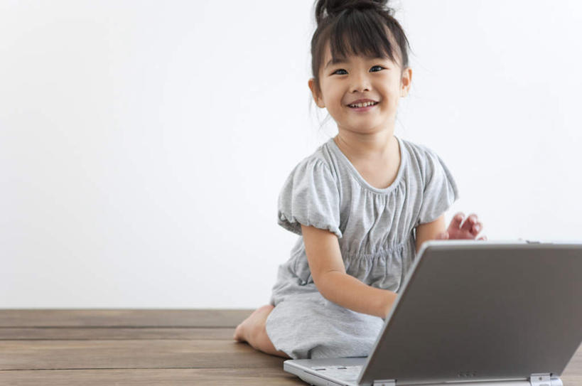 东方人,儿童,一个人,坐,笑,微笑,横图,室内,白天,白色背景,正面,纯洁,电脑,笔记本电脑,地板,亚洲,仅一个女性,仅一个人,敲打,服装,网络,地面,注视,休闲装,黄种人,输入,通讯设备,木地板,小孩,衣服,打字,观察,看,仅一个小孩,休闲,休闲服,可爱,童年,童趣,摄影,服饰,影棚,观看,点击,敲击,察看,无线,关注,通信设备,无线网络,无线上网,便携式电脑,童真,烂漫,无邪,天真,按键,手提电脑,女孩,女人,女性,亚洲人,孩子,坐着,彩图,全身,影棚拍摄,拍摄,女生