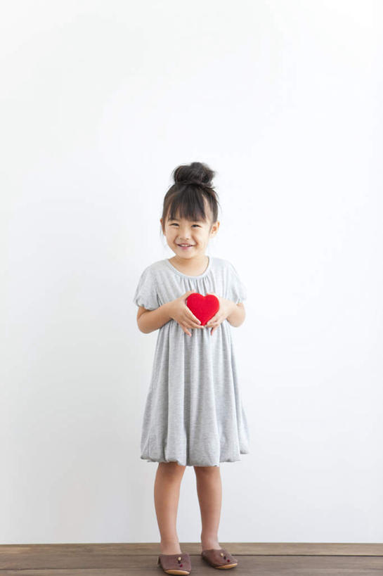东方人,儿童,一个人,站,笑,微笑,露齿笑,竖图,室内,白天,白色背景,正面,裙子,爱情,纯洁,地板,亚洲,仅一个女性,仅一个人,连衣裙,服装,爱心,墙,地面,浪漫,拿,拿着,注视,休闲装,黄种人,木地板,墙壁,墙面,一个,小孩,衣服,红色,黑色,灰色,观察,看,站着,仅一个小孩,休闲,温暖,温馨,心形,休闲服,恩爱,可爱,童年,童趣,摄影,服饰,影棚,单个,观看,和睦,察看,关注,童真,烂漫,无邪,天真,女孩,女人,女性,亚洲人,孩子,心型,长发,站立,彩图,全身,影棚拍摄,拍摄,融洽,女生