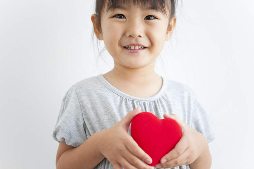 东方人,儿童,一个人,站,横图,室内,白天,白色背景,正面,裙子,爱情,纯洁,地板,亚洲,仅一个女性,仅一个人,连衣裙,服装,爱心,墙,地面,浪漫,拿,拿着,注视,休闲装,黄种人,木地板,墙壁,墙面,一个,小孩,衣服,红色,黑色,灰色,观察,看,站着,仅一个小孩,休闲,温暖,温馨,心形,休闲服,恩爱,可爱,童年,童趣,摄影,服饰,影棚,单个,观看,和睦,察看,关注,童真,烂漫,无邪,天真,女孩,女人,女性,亚洲人,孩子,心型,长发,站立,半身,彩图,影棚拍摄,拍摄,融洽,女生