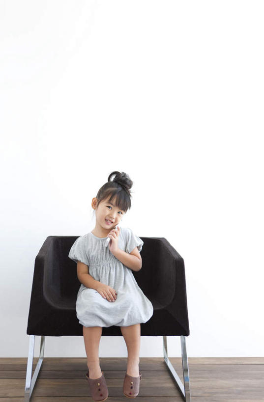 东方人,儿童,一个人,坐,打电话,竖图,室内,白天,白色背景,正面,裙子,纯洁,地板,沙发,电话,手机,亚洲,仅一个女性,仅一个人,连衣裙,服装,墙,地面,拿,拿着,注视,休闲装,黄种人,通讯设备,木地板,墙壁,墙面,小孩,衣服,黑色,灰色,观察,看,仅一个小孩,休闲,休闲服,可爱,童年,童趣,摄影,服饰,影棚,观看,察看,关注,童真,烂漫,无邪,交流,天真,女孩,女人,女性,亚洲人,孩子,长发,沟通,通话,坐着,彩图,全身,影棚拍摄,拍摄,女生,皮沙发