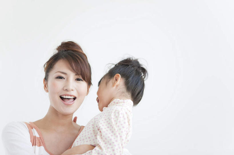 东方人,儿童,背部,两个人,家庭,母亲,女儿,站,抱,笑,微笑,露齿笑,横图,室内,特写,白天,白色背景,正面,纯洁,亚洲,服装,墙,棕色,注视,休闲装,黄种人,墙壁,墙面,小孩,衣服,黑色,观察,看,站着,休闲,温暖,温馨,母女,一家人,休闲服,可爱,母爱,童年,童趣,摄影,服饰,影棚,抱着,观看,和睦,察看,搂着,关注,童真,烂漫,无邪,天真,年轻女性,女孩,女人,女性,亚洲人,孩子,年轻人,长发,搂,搂抱,站立,半身,彩图,影棚拍摄,拍摄,融洽,女生