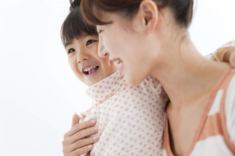 东方人,儿童,两个人,家庭,母亲,女儿,站,抱,笑,微笑,露齿笑,横图,室内,特写,白天,白色背景,侧面,纯洁,亚洲,条纹,服装,注视,休闲装,黄种人,小孩,衣服,黑色,观察,看,站着,休闲,温暖,温馨,母女,一家人,休闲服,可爱,母爱,童年,童趣,摄影,服饰,影棚,抱着,观看,和睦,察看,搂着,关注,童真,烂漫,无邪,天真,年轻女性,女孩,女人,女性,亚洲人,孩子,年轻人,长发,搂,搂抱,站立,半身,彩图,影棚拍摄,拍摄,融洽,女生