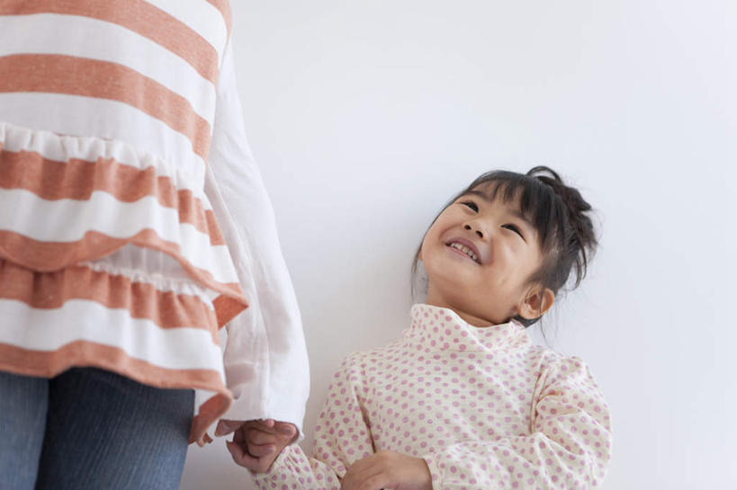 东方人,儿童,两个人,家庭,母亲,女儿,站,笑,微笑,露齿笑,横图,室内,白天,白色背景,正面,纯洁,亚洲,条纹,服装,墙,注视,休闲装,黄种人,墙壁,墙面,小孩,衣服,黑色,观察,看,靠,靠着,站着,休闲,温暖,温馨,母女,一家人,休闲服,可爱,母爱,童年,童趣,摄影,服饰,影棚,观看,和睦,察看,关注,童真,烂漫,无邪,天真,年轻女性,女孩,女人,女性,亚洲人,孩子,年轻人,长发,抬头,仰头,站立,半身,彩图,影棚拍摄,拍摄,融洽,女生